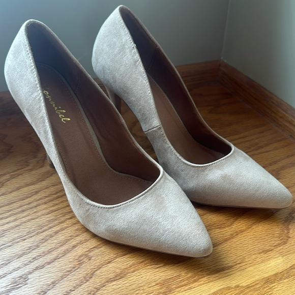 Bonnibel tan suede stilettos size 8. Worn once - Picture 2 of 8